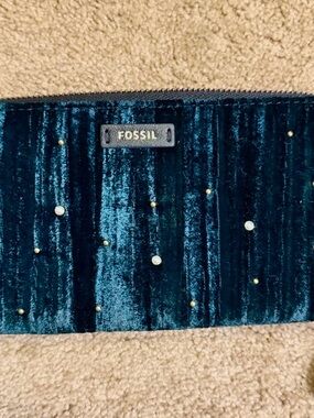 NWT Fossil Jori Deep Emerald Velvet Wristlet with Stud and gold Accents